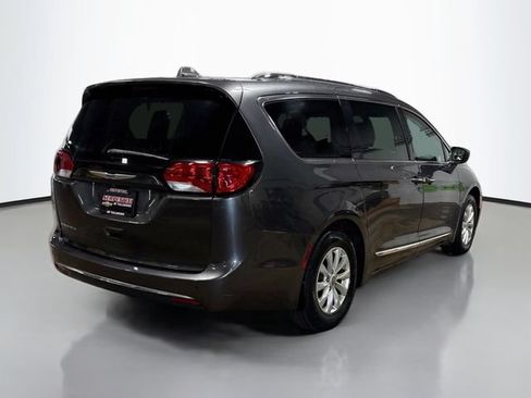 Used 2019 Chrysler Pacifica Touring-L FWD image 6