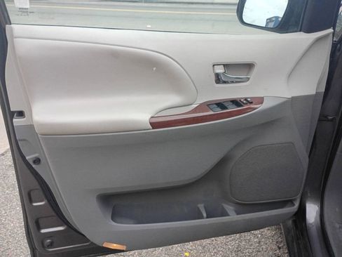 Used 2013 Toyota Sienna XLE image 21