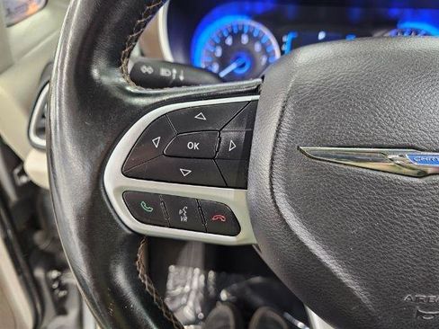 Used 2017 Chrysler Pacifica Touring-L image 11