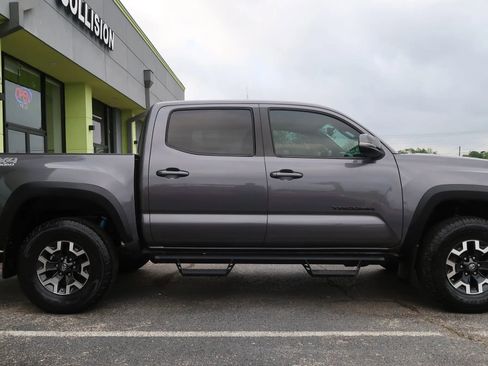 Used 2018 Toyota Tacoma TRD Off-Road AWD/4WD image 8