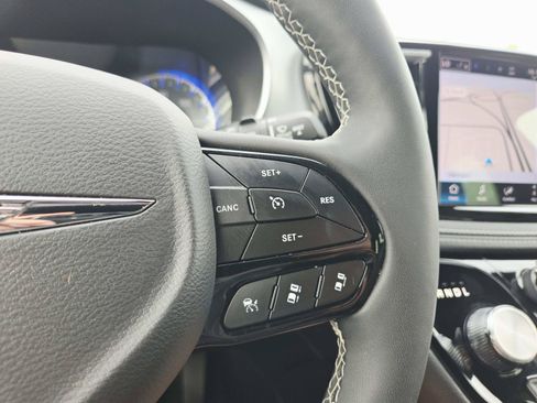 Used 2025 Chrysler Pacifica Limited FWD image 26
