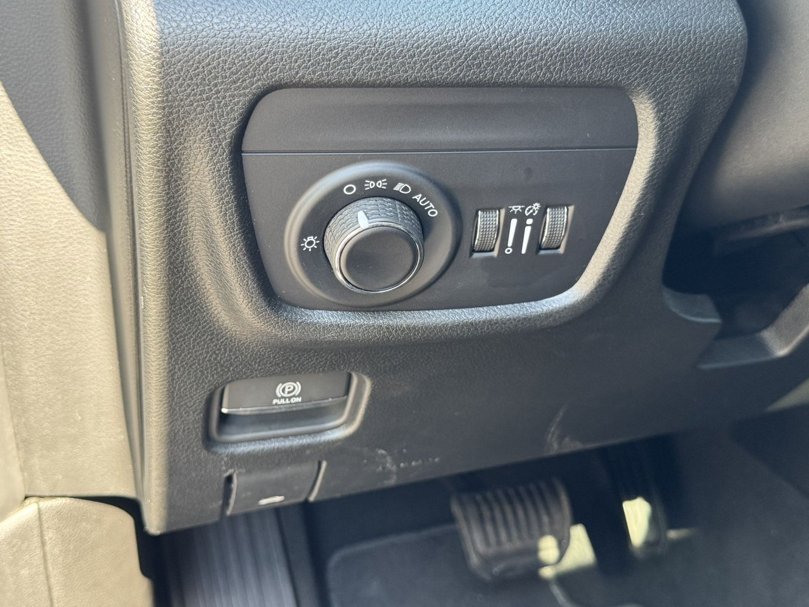 Used 2025 Jeep Grand Cherokee Laredo X w/ Luxury Tech Group I RWD image 35