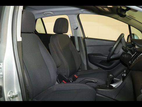 Used 2019 Chevrolet Trax LS FWD image 27