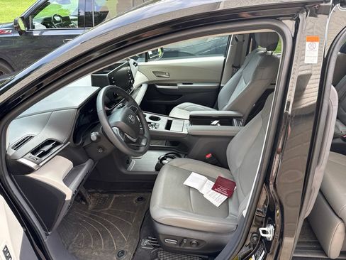 Used 2024 Toyota Sienna Limited AWD/4WD image 7
