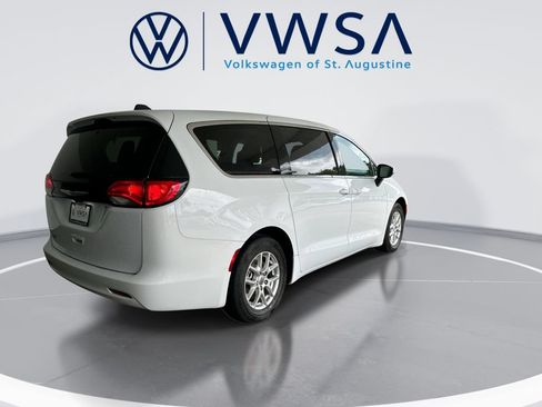 Used 2023 Chrysler Voyager LX FWD image 8