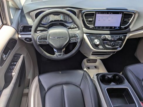 Used 2023 Chrysler Pacifica Touring-L FWD image 25
