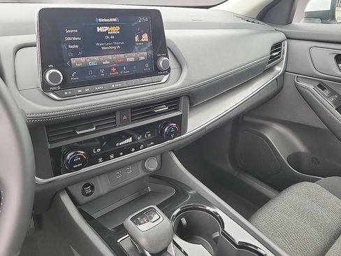Used 2025 Nissan Rogue SV FWD image 20