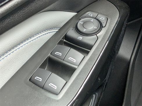 Certified 2025 Chevrolet Trax LT image 26