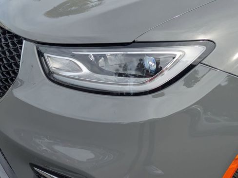 Used 2025 Chrysler Pacifica Select image 11