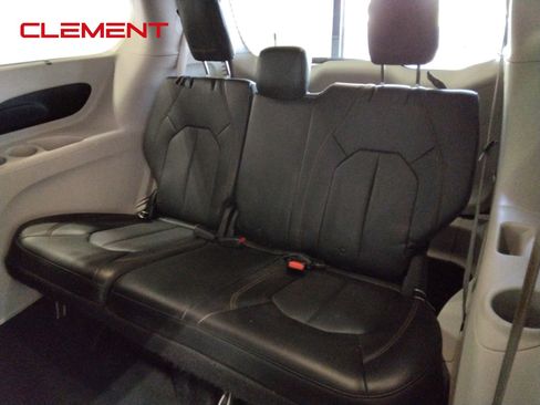 Used 2018 Chrysler Pacifica Touring-L image 39