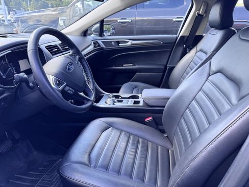 Used 2017 Ford Fusion SE w/ Fusion SE Technology Package FWD image 9