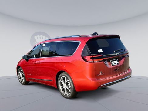 New 2026 Chrysler Pacifica Pinnacle FWD image 4
