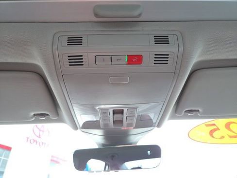 Used 2025 Volkswagen Jetta SE image 20