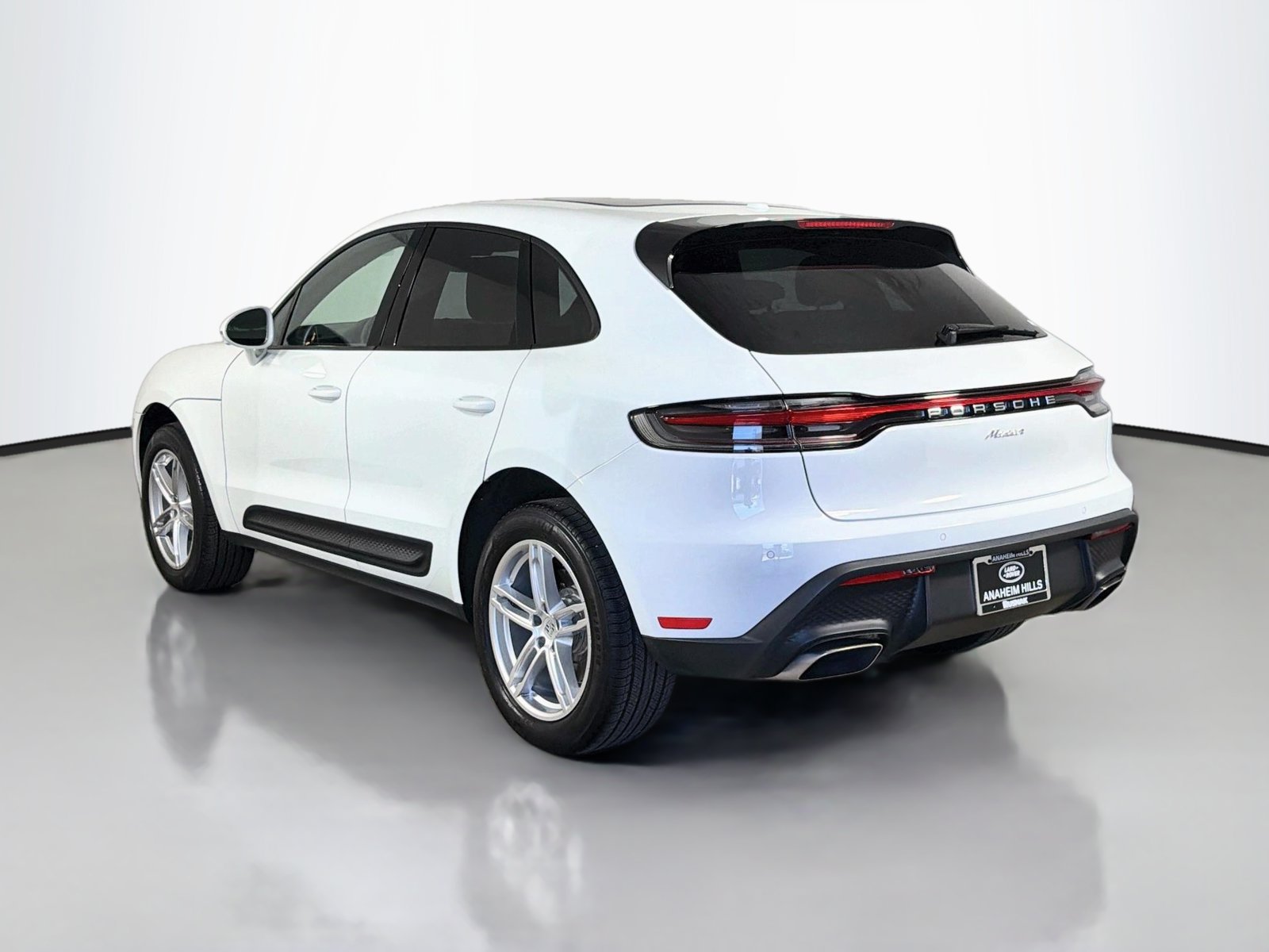 Used 2024 Porsche Macan w/ Premium Plus Package AWD/4WD image 3