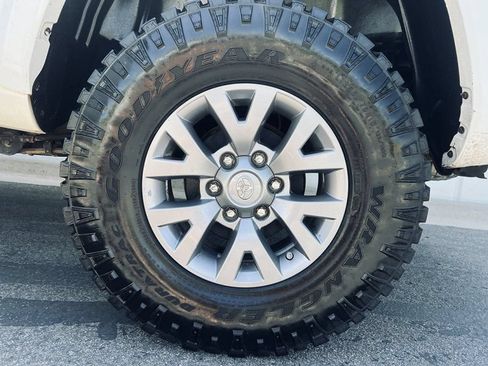 Used 2019 Toyota Tacoma SR5 AWD/4WD image 18