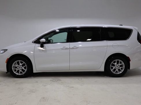 Used 2023 Chrysler Pacifica Touring-L FWD image 4