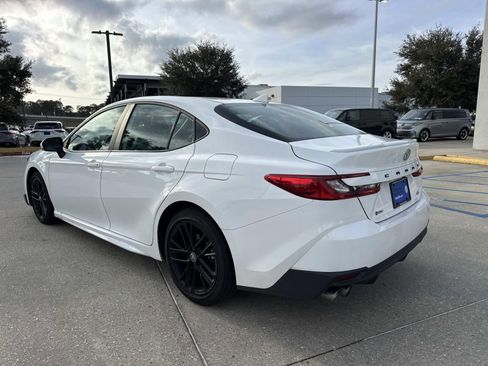 Used 2025 Toyota Camry SE image 7