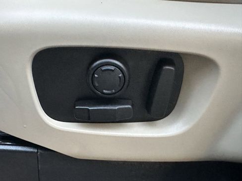 Used 2018 Land Rover Discovery SE image 13