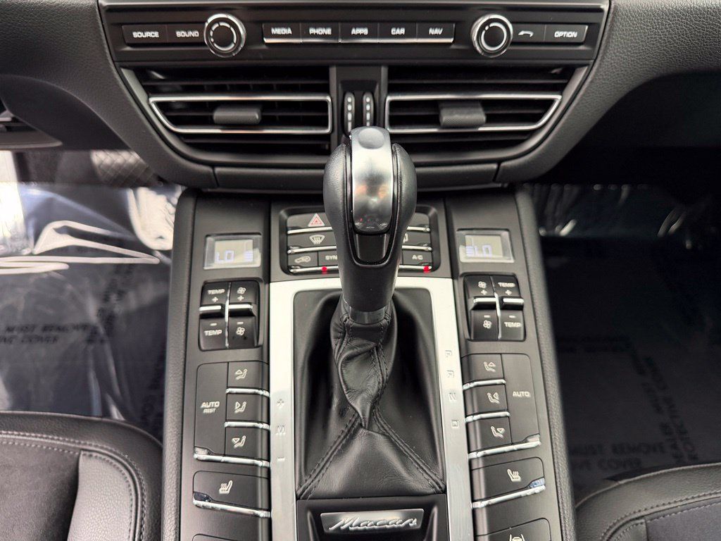 Certified 2021 Porsche Macan S AWD/4WD image 32