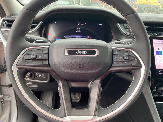Used 2023 Jeep Grand Cherokee Limited AWD/4WD image 19