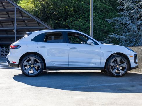 Certified 2025 Porsche Macan image 12