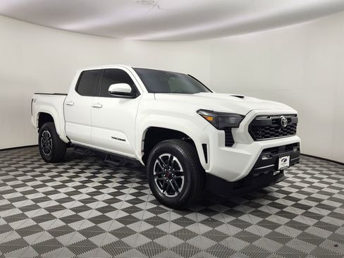 Used 2025 Toyota Tacoma TRD Sport AWD/4WD image 6