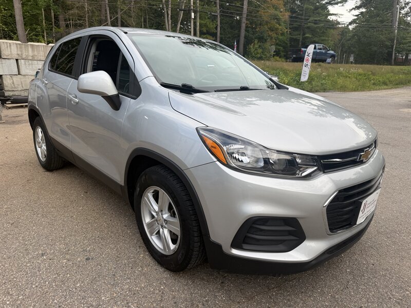 Used 2021 Chevrolet Trax LS w/ Tint and Cruise Package FWD image 3