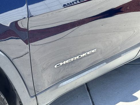 Used 2016 Jeep Cherokee Sport AWD/4WD image 9
