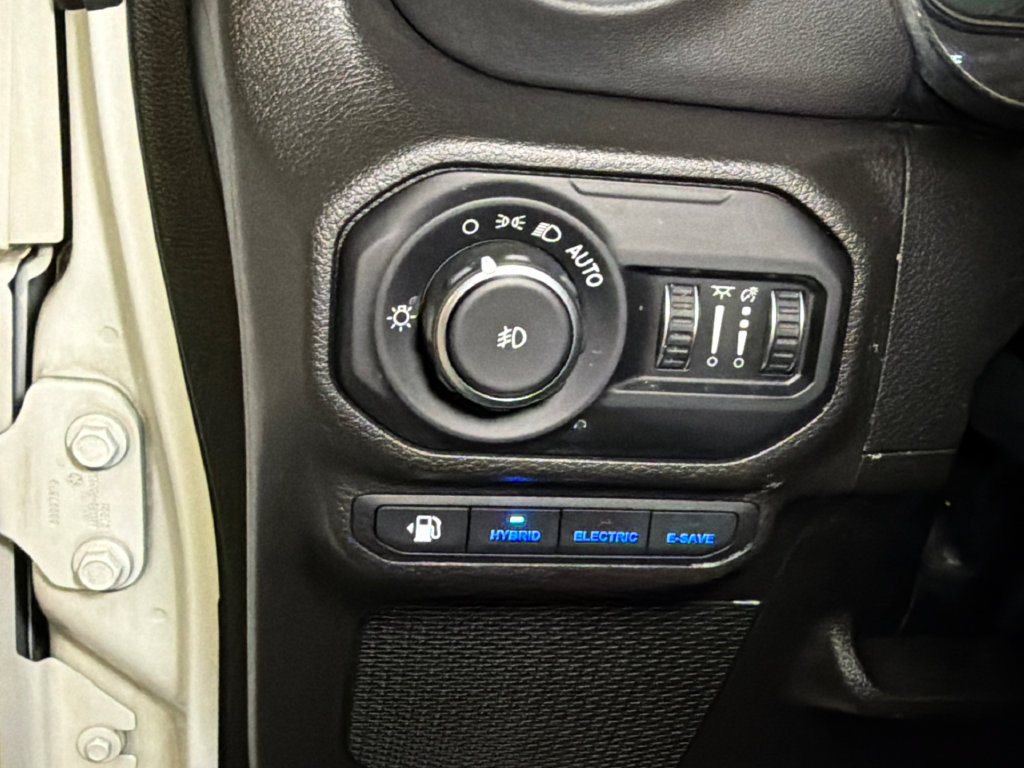 Used 2022 Jeep Wrangler Unlimited Sahara AWD/4WD image 16