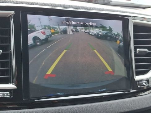 Used 2023 Chrysler Pacifica Touring-L FWD image 19