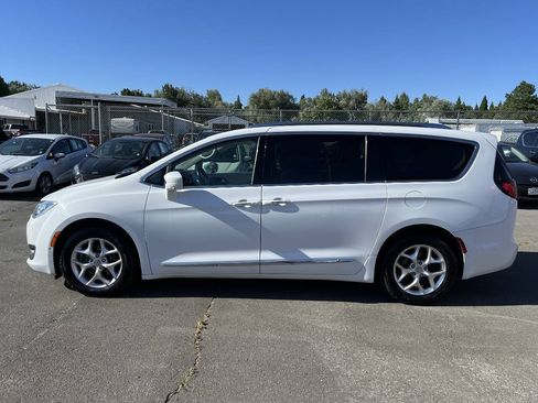 Used 2020 Chrysler Pacifica Touring-L w/ Tire & Wheel Group FWD image 2