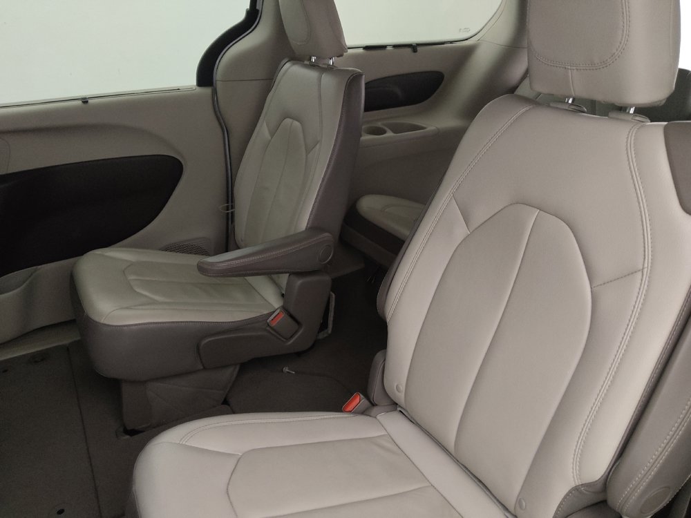 Used 2017 Chrysler Pacifica Touring-L FWD image 18