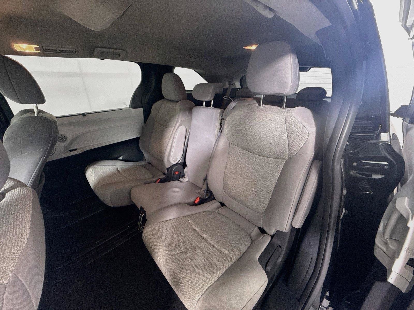 Used 2025 Toyota Sienna LE FWD image 27
