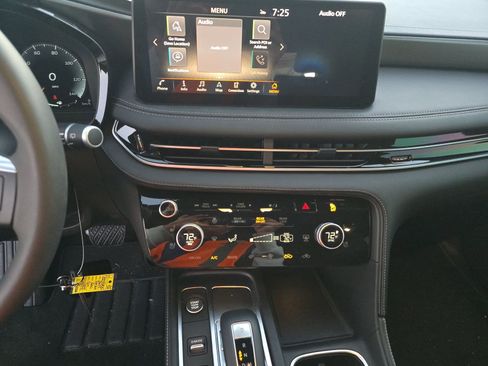 Used 2025 INFINITI QX60 Luxe w/ Black Edition image 17