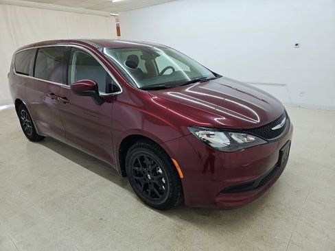 Used 2023 Chrysler Voyager LX FWD image 14