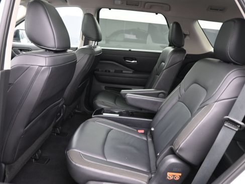 Used 2024 Nissan Pathfinder SL w/ SL Premium Package FWD image 17