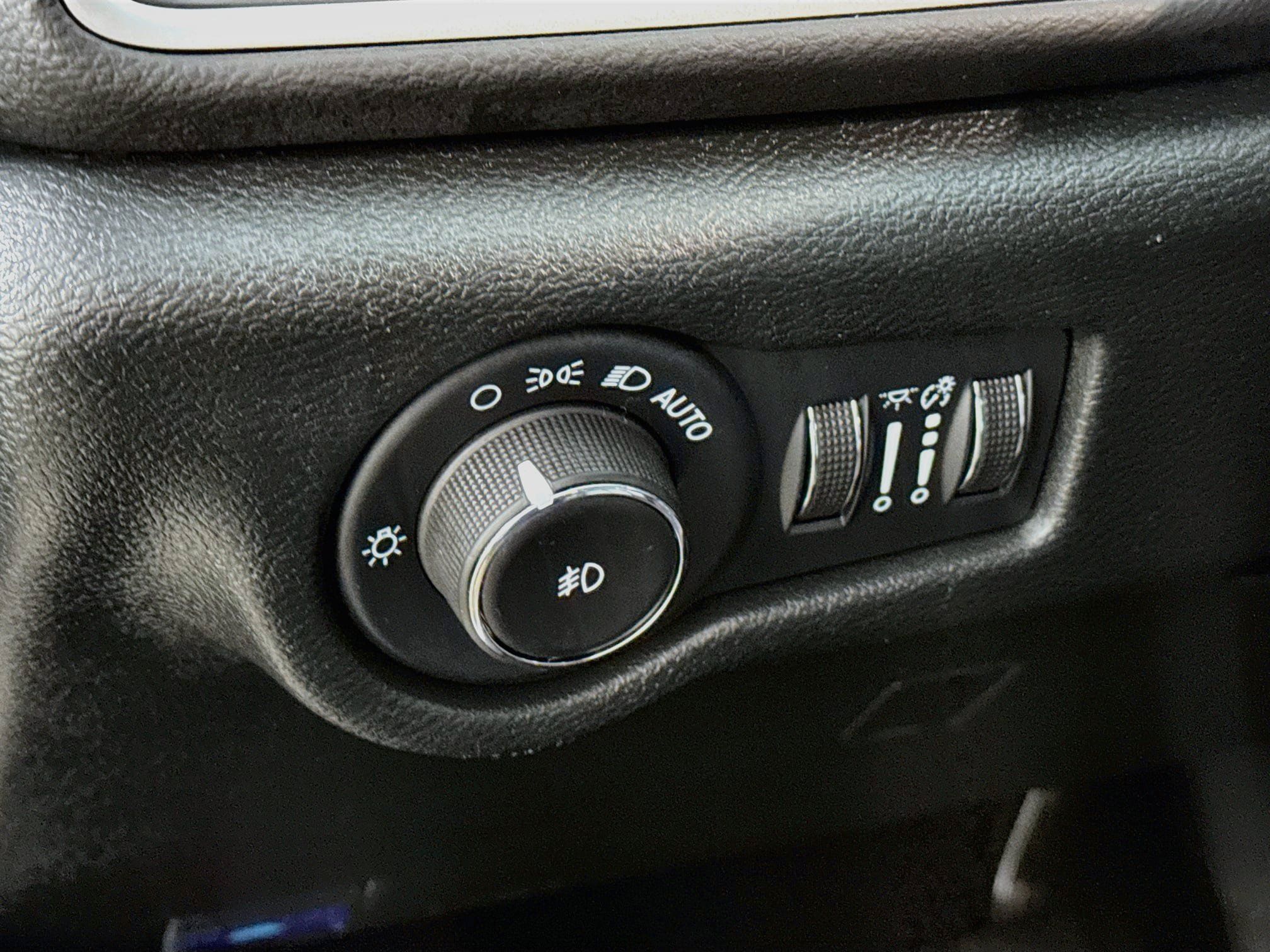 Used 2025 Chrysler Pacifica Select FWD image 13