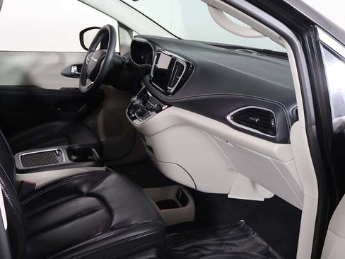 Used 2023 Chrysler Pacifica Touring-L FWD image 23