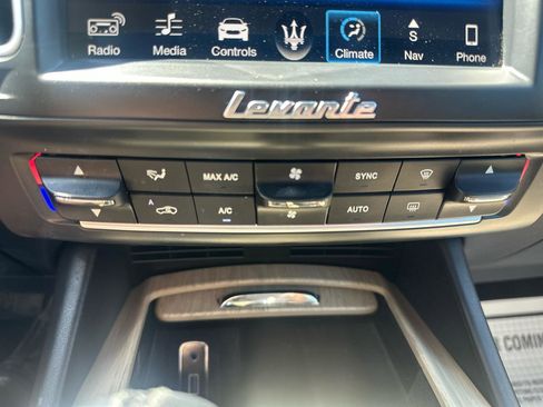 Used 2018 Maserati Levante GranLusso AWD/4WD image 11