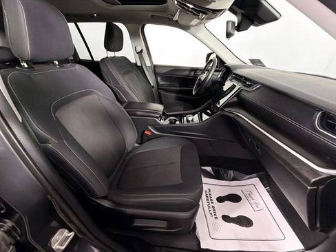 Used 2023 Jeep Grand Cherokee Laredo AWD/4WD image 27