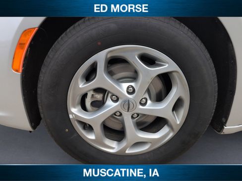 Used 2023 Chrysler Pacifica Limited FWD image 14
