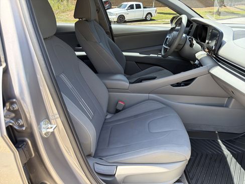 Used 2022 Hyundai Elantra SEL FWD image 3