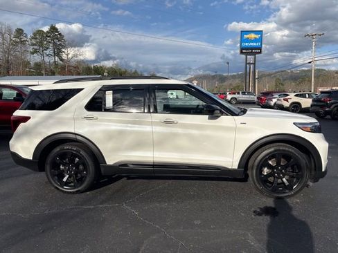 Used 2023 Ford Explorer ST-Line w/ Class IV Trailer Tow Package image 3