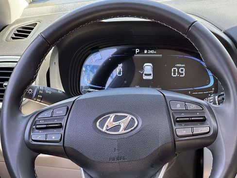 Certified 2025 Hyundai Venue SEL FWD image 19