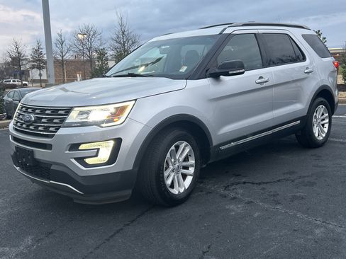 Used 2017 Ford Explorer XLT w/ Equipment Group 202A image 5