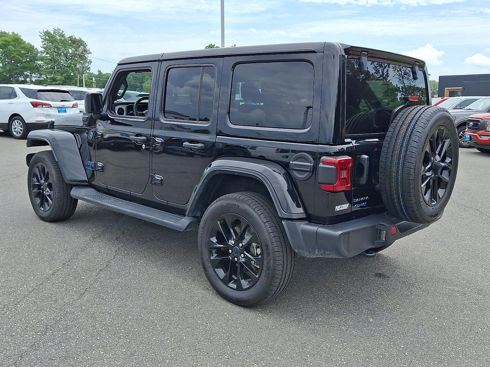Used 2025 Jeep Wrangler Unlimited Sahara AWD/4WD image 4