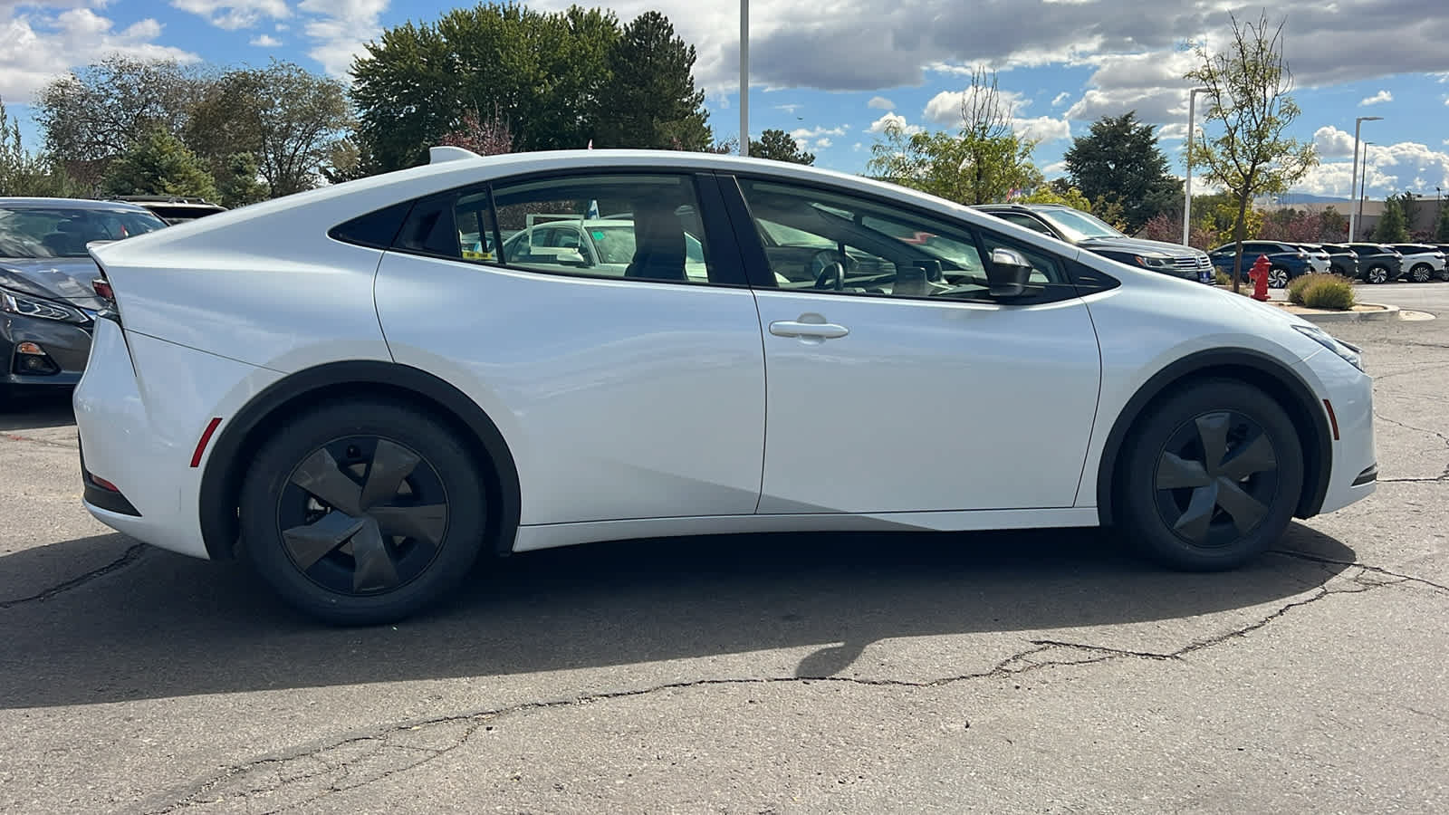 Used 2024 Toyota Prius LE FWD image 4
