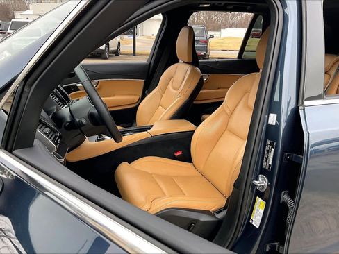Used 2024 Volvo XC90 B6 Ultimate w/ Lounge Package image 8