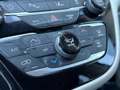 Used 2022 Chrysler Pacifica Touring-L FWD image 29