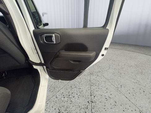 Used 2025 Jeep Wrangler Unlimited Sahara AWD/4WD image 16